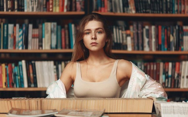 Девушка с книгой