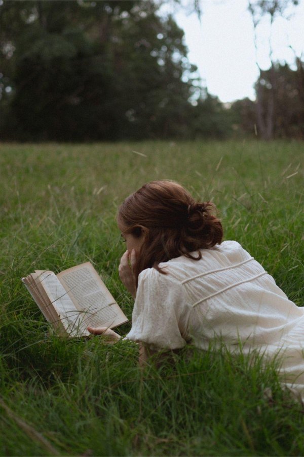 Девушка с книгой