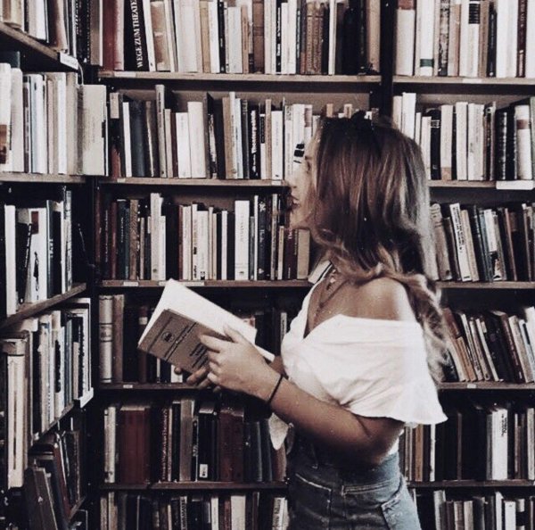 Девушка с книгой