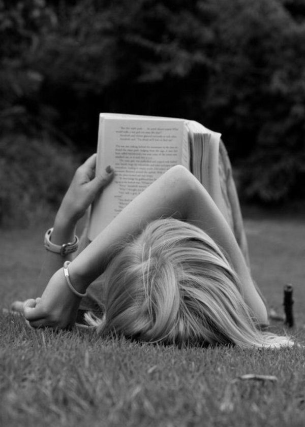 Девушка с книгой