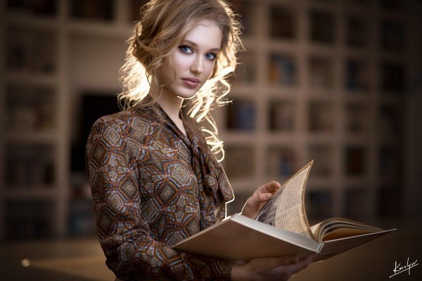 Девушка с книгой