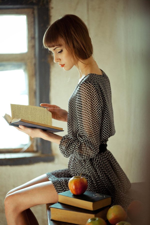 Девушка с книгой