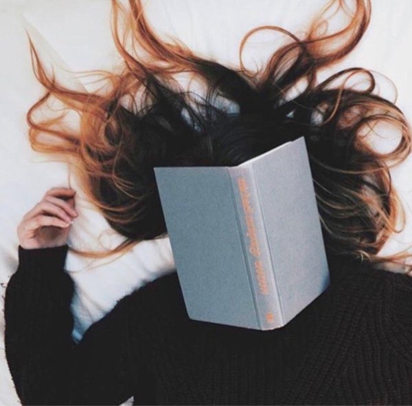 Девушка с книгой