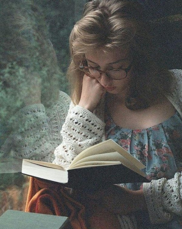 Девушка с книгой