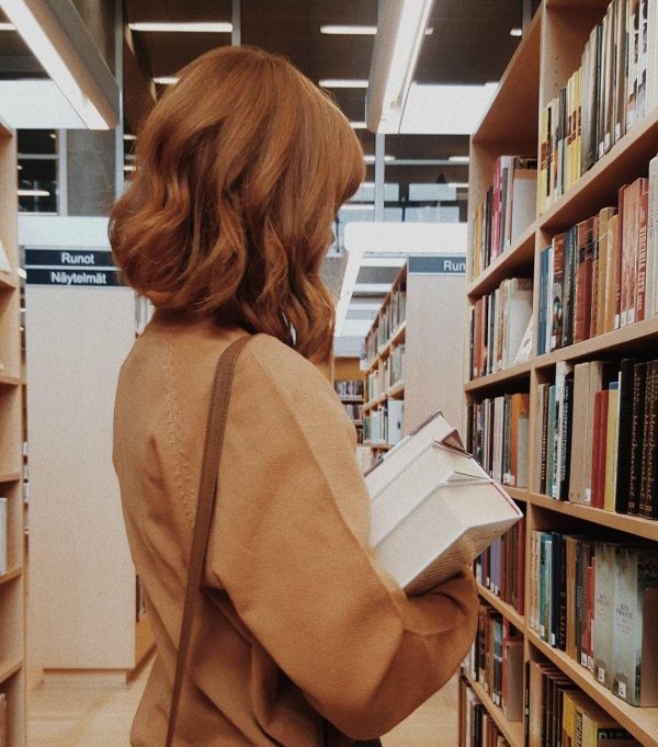 Девушка с книгой