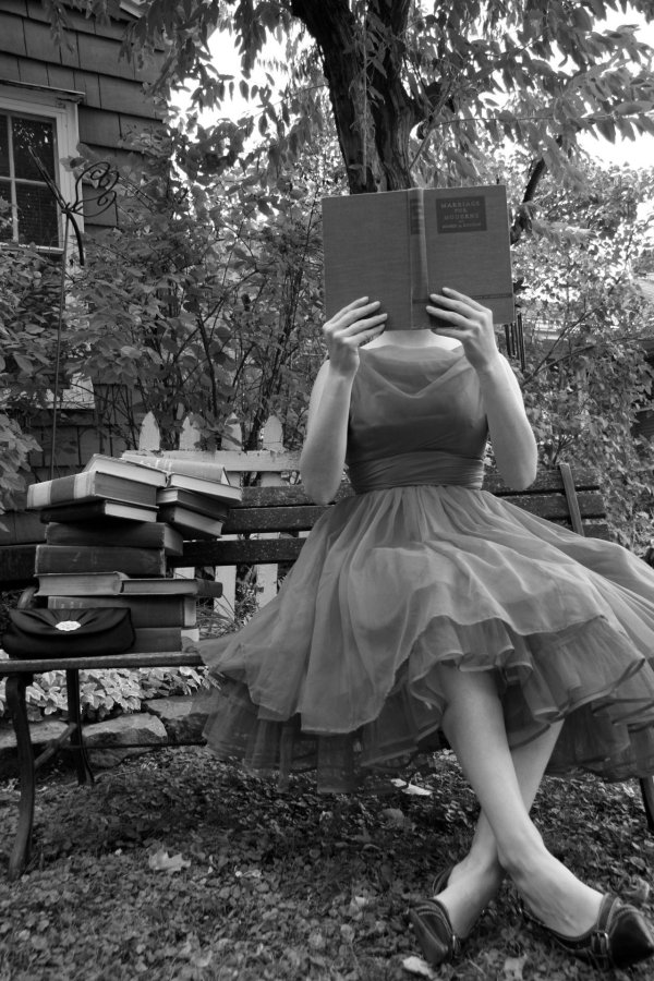 Девушка с книгой