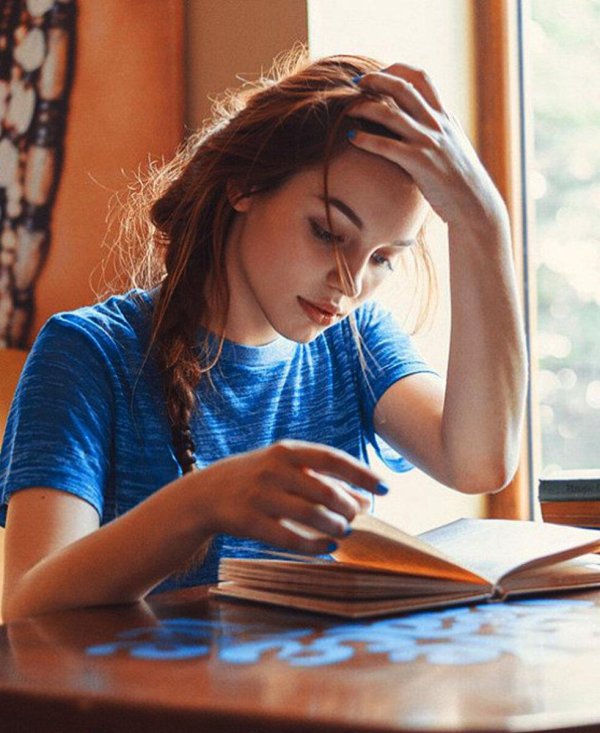 Девушка с книгой