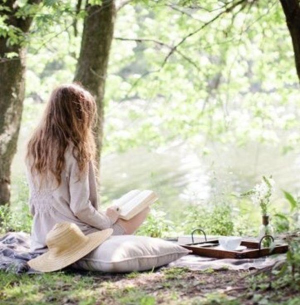 Девушка с книгой