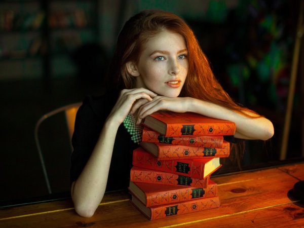 Девушка с книгой