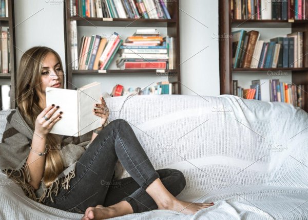 Девушка читает книгу