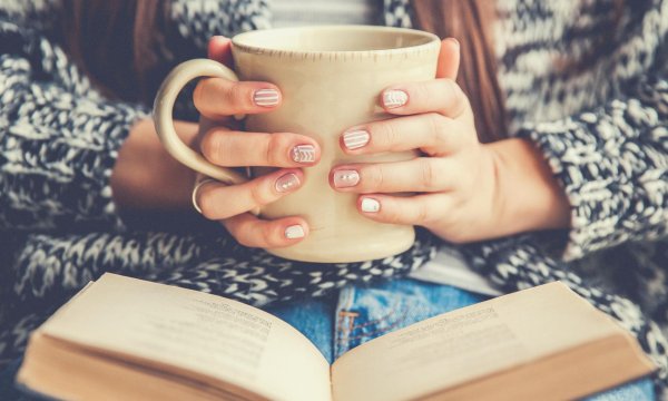 Девушка читает книгу