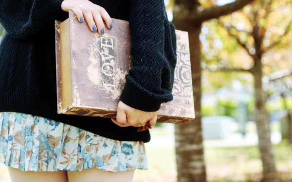 Девушка читает книгу