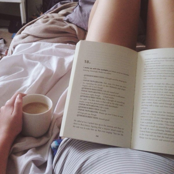 Девушка читает книгу