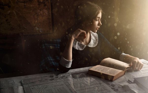 Девушка читает книгу