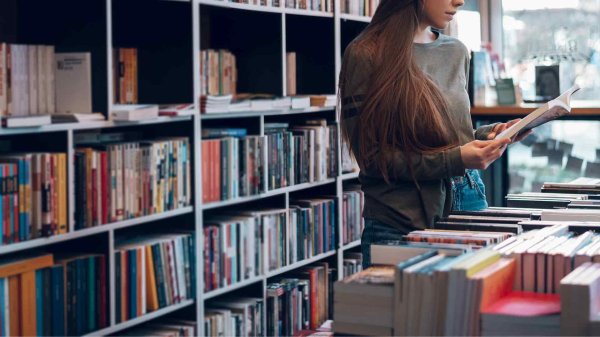 Девушка читает книгу