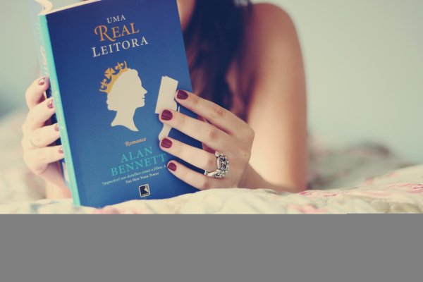 Девушка читает книгу