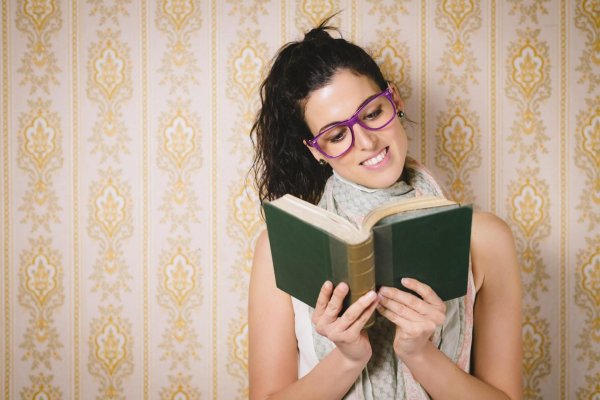 Девушка читает книгу