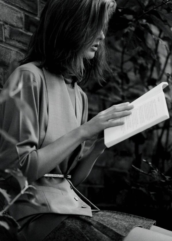 Девушка читает книгу