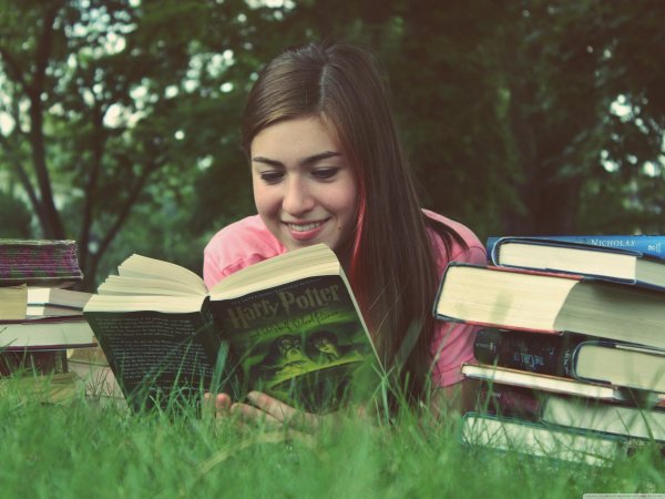 Девушка читает книгу