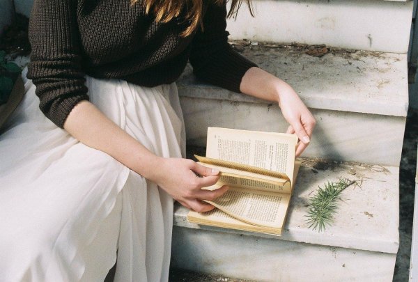 Девушка читает книгу