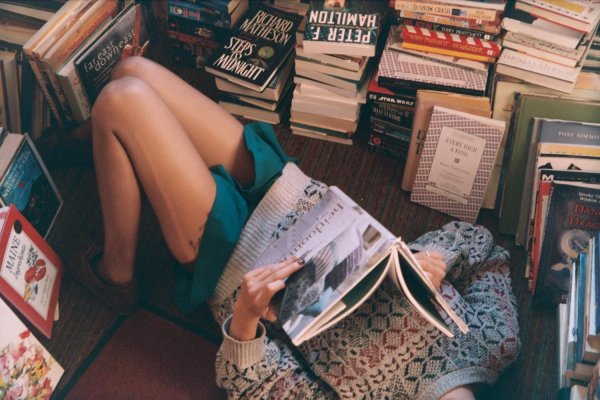 Девушка читает книгу