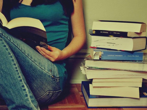 Девушка читает книгу