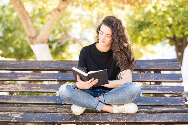 Девушка читает книгу