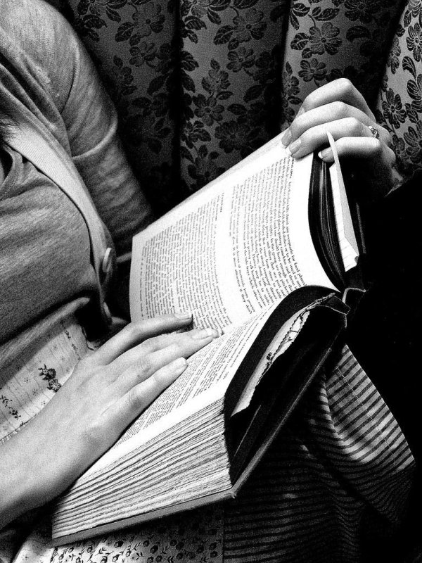 Девушка читает книгу