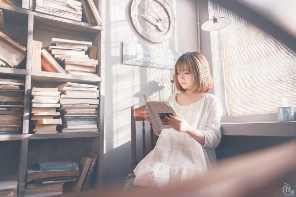 Девушка читает книгу