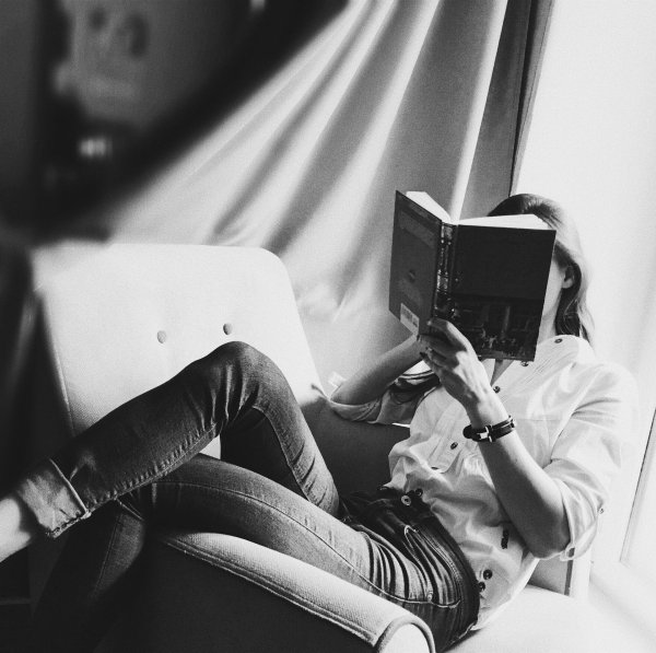 Девушка читает книгу