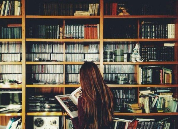 Девушка читает книгу