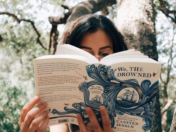 Девушка читает книгу