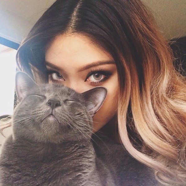 Девушка с котом