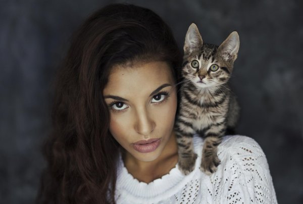 Девушка с котом