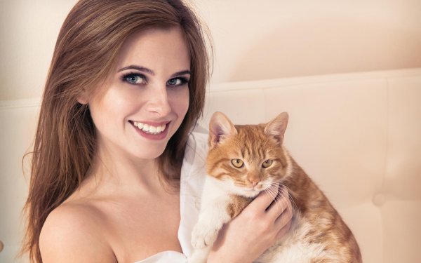 Девушка с котом