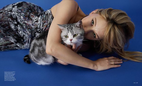 Девушка с котом