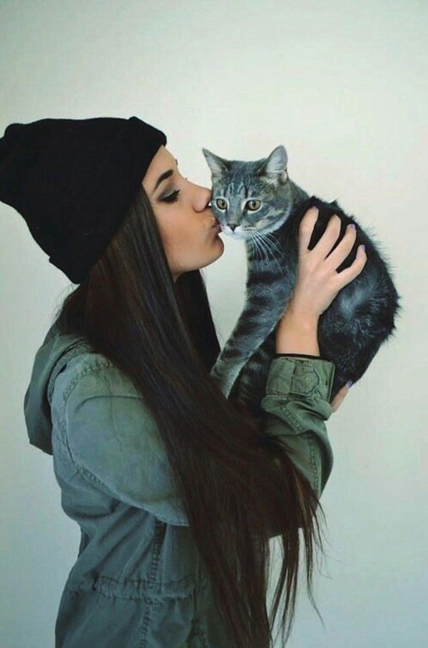 Девушка с котом