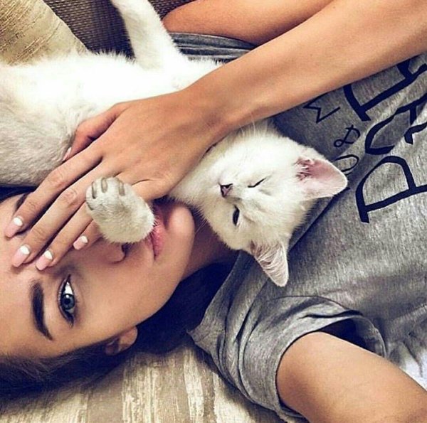 Девушка с котом