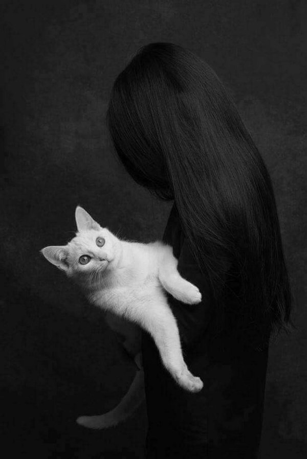 Девушка с котом