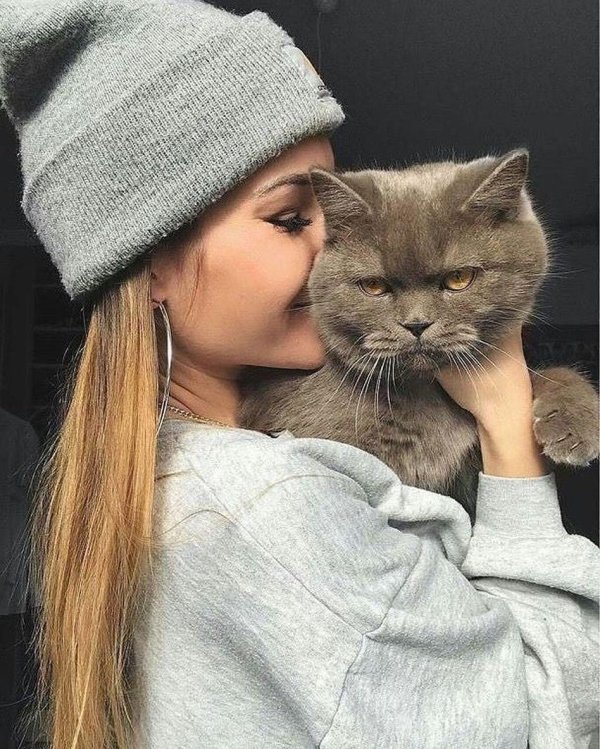 Девушка с котом