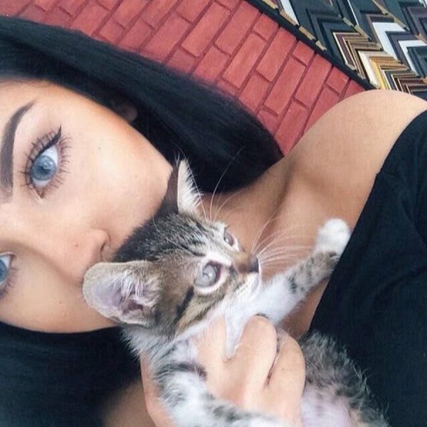 Девушка с котом