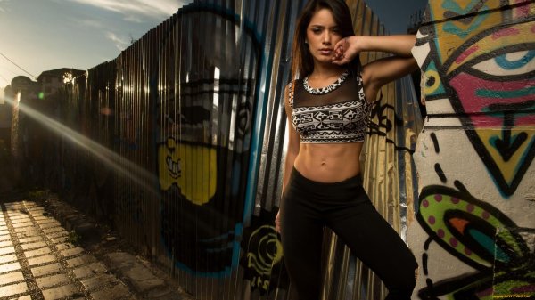 С девушками на обои