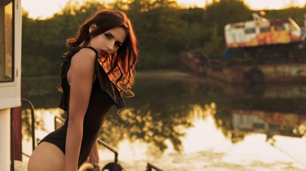 С девушками на обои