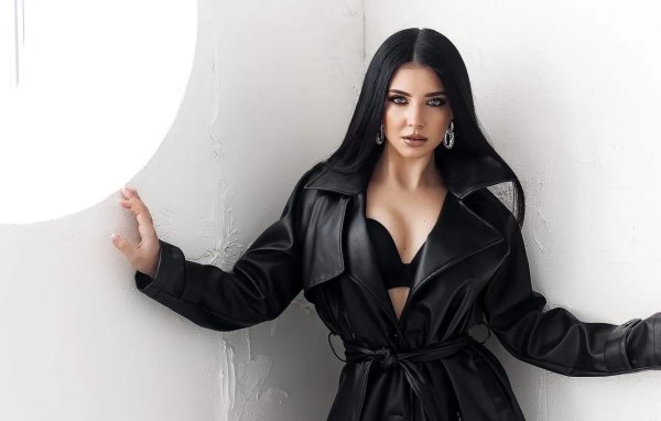 С девушками на обои