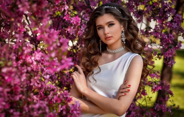 С девушками на обои