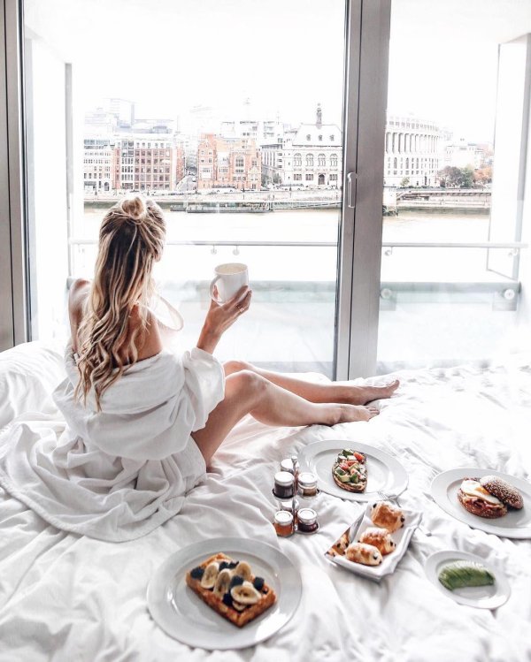 Девушка желает доброго утра