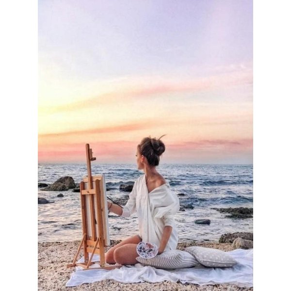 Девушка и море нарисованные