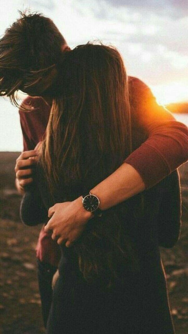 Девушка с парнем обнимаются