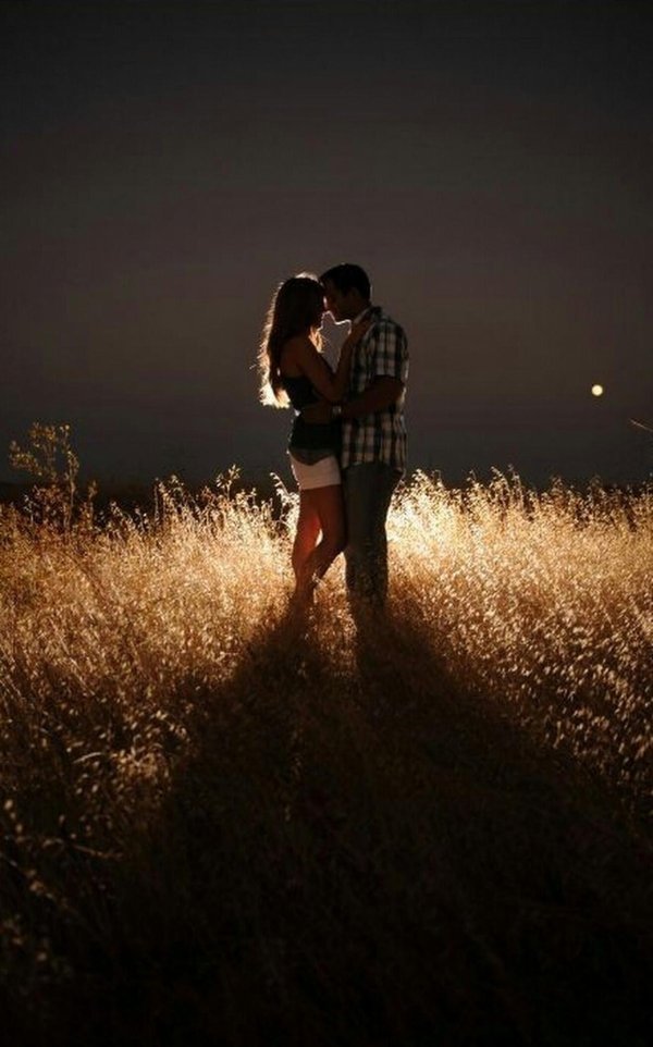 Девушка с парнем обнимаются