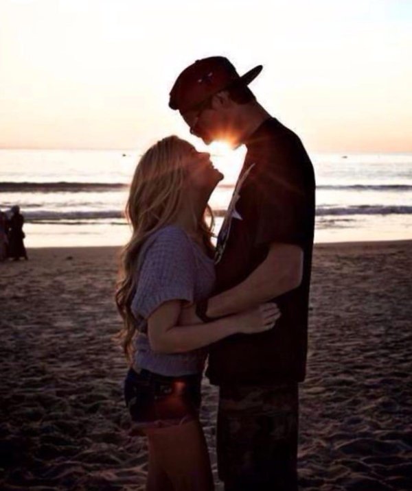 Девушка с парнем обнимаются